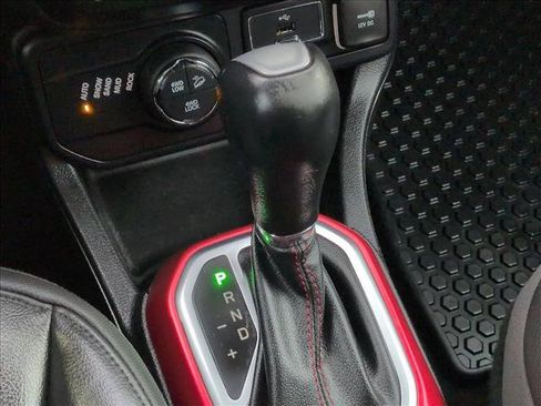 Used 2019 Jeep Renegade Trailhawk AWD/4WD image 12