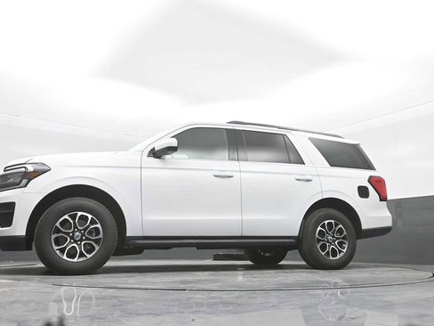 Used 2024 Ford Expedition XLT image 32