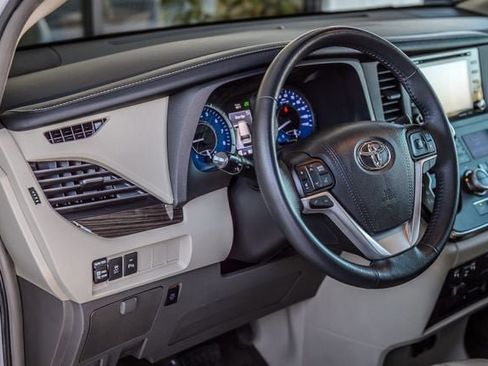 Used 2018 Toyota Sienna XLE Premium image 26