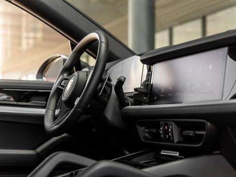 Certified 2025 Porsche Cayenne S AWD/4WD image 48