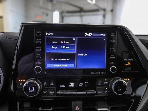 Used 2022 Toyota Highlander XLE AWD/4WD image 15