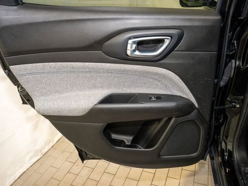 Used 2024 Jeep Compass Latitude image 9