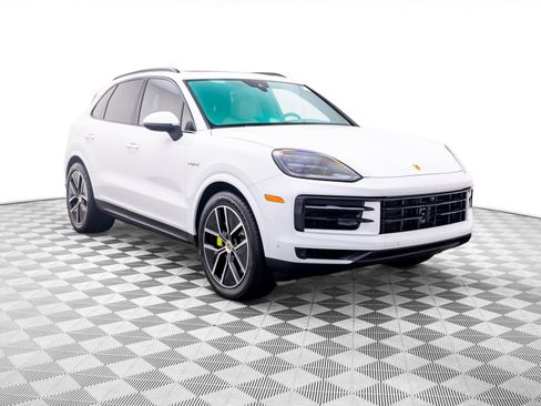 Certified 2024 Porsche Cayenne AWD/4WD image 6