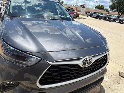 Used 2021 Toyota Highlander XLE FWD image 2