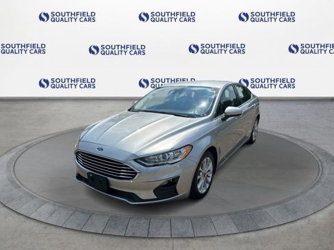 Used 2020 Ford Fusion SE FWD image 2