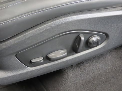 Certified 2025 Porsche Macan 4S Electric AWD/4WD image 41