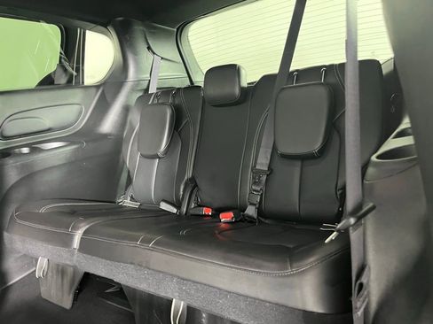 Used 2025 Chrysler Pacifica Select image 32