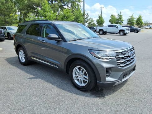 Used 2025 Ford Explorer Active RWD image 3