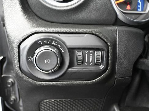 Used 2018 Jeep Wrangler Unlimited Sahara image 32