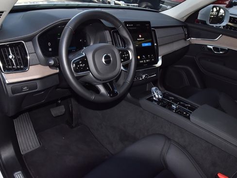 Used 2025 Volvo XC90 B6 Plus image 34