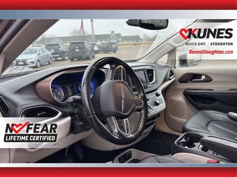 Used 2019 Chrysler Pacifica Touring-L image 8