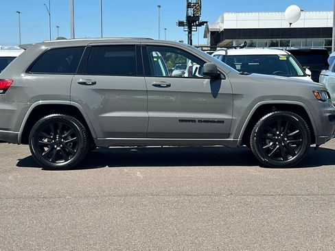 Used 2020 Jeep Grand Cherokee Altitude RWD image 3