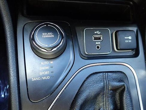 Used 2019 Jeep Cherokee Latitude Plus w/ Cold Weather Group AWD/4WD image 18