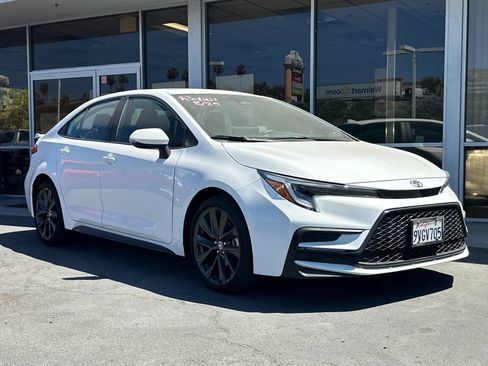 Used 2025 Toyota Corolla SE w/ SE Premium Package FWD image 2
