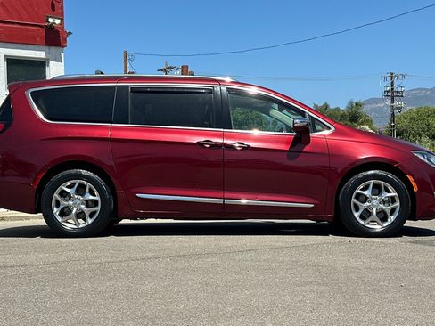 Used 2018 Chrysler Pacifica Limited FWD image 3