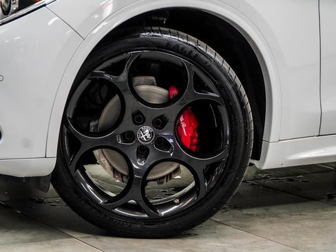 Used 2023 Alfa Romeo Stelvio Veloce image 3