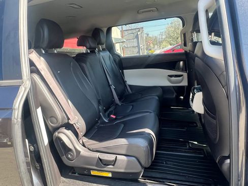 Used 2022 Kia Carnival EX image 30