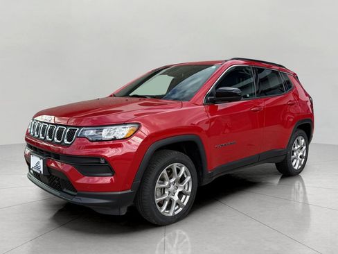 Used 2023 Jeep Compass Latitude w/ Sun and Sound Group AWD/4WD image 4
