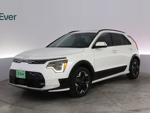 Used 2024 Kia Niro Wave FWD image 2