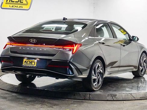 Used 2025 Hyundai Elantra SEL image 4