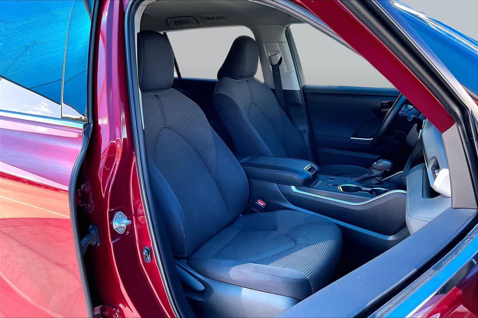 Used 2022 Toyota Highlander LE FWD image 9