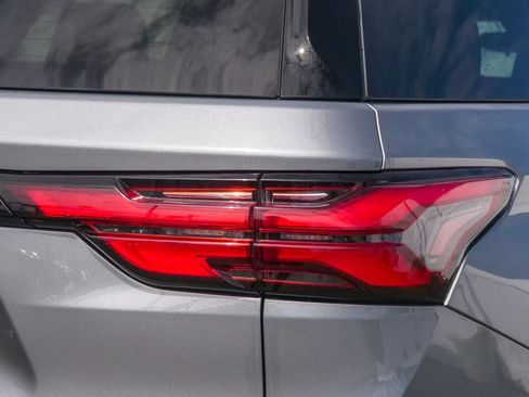 Used 2023 Chevrolet Traverse LT FWD image 10