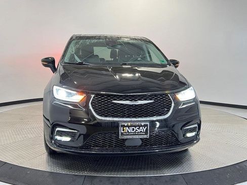 Used 2024 Chrysler Pacifica Limited image 2