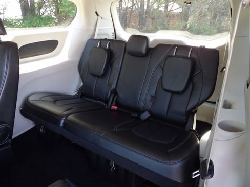Used 2024 Chrysler Pacifica Touring-L FWD image 9