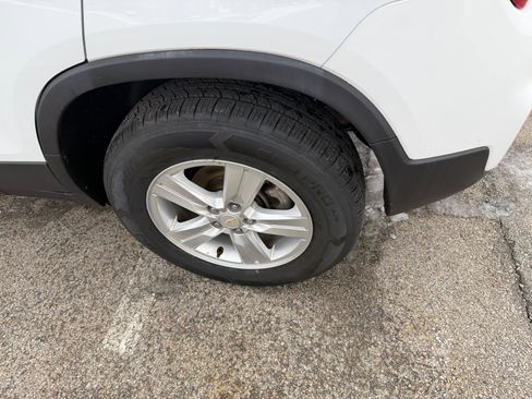 Certified 2022 Chevrolet Trax LS w/ Tint and Cruise Package image 13