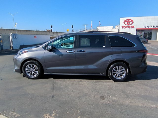 Used 2025 Toyota Sienna XLE FWD image 12