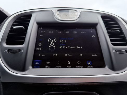 Used 2022 Chrysler 300 Touring w/ Sport Appearance Package image 18