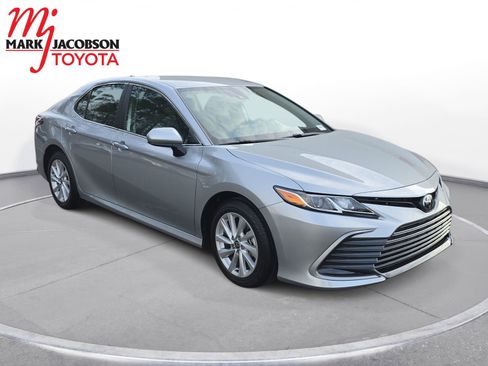 Used 2023 Toyota Camry LE image 5