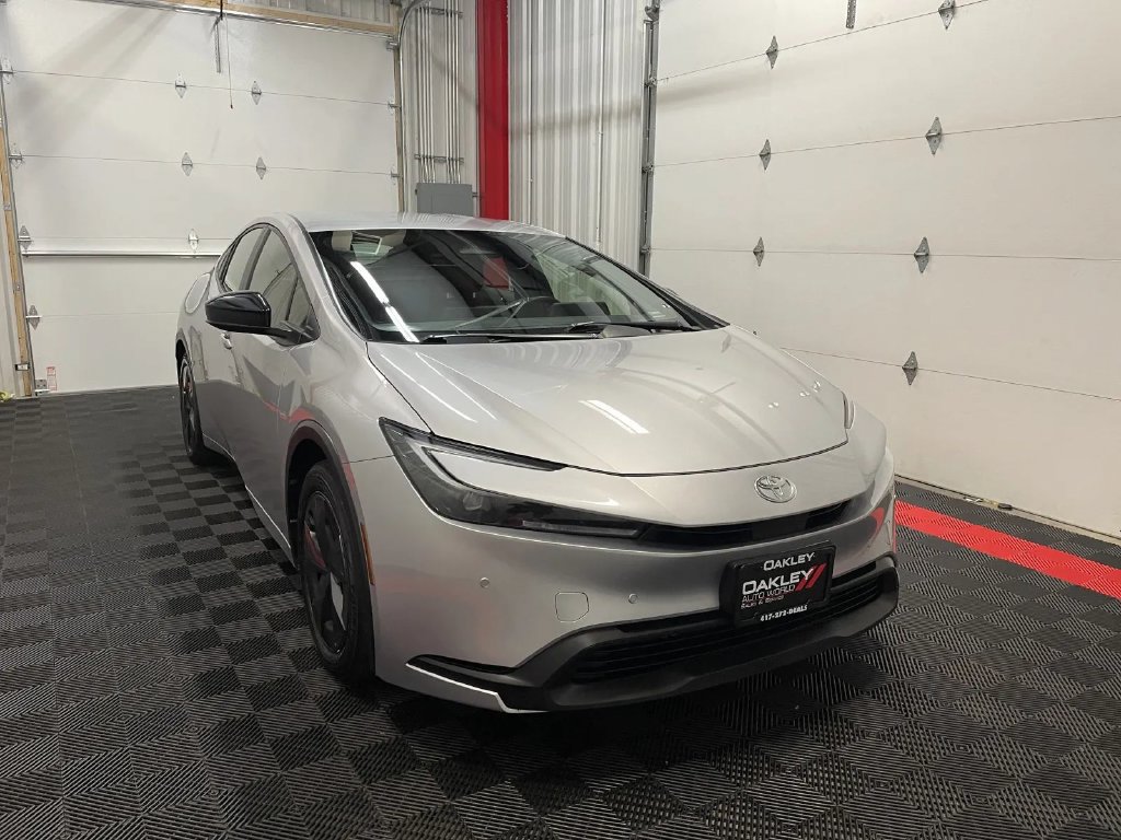 Used 2025 Toyota Prius LE FWD image 6