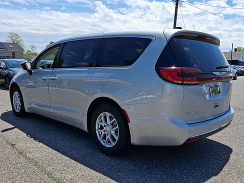 Used 2024 Chrysler Pacifica Touring-L FWD image 4