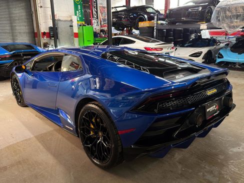 Used 2020 Lamborghini Huracan EVO image 9