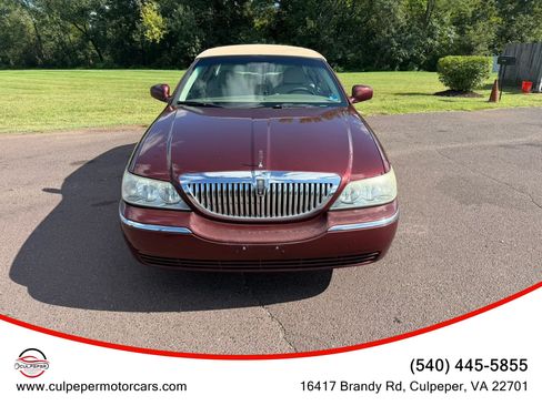 Used 2004 Lincoln Town Car Signature RWD image 1