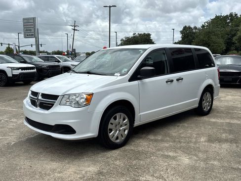 Used 2020 Dodge Grand Caravan SE w/ UConnect Hands-Free Group FWD image 3