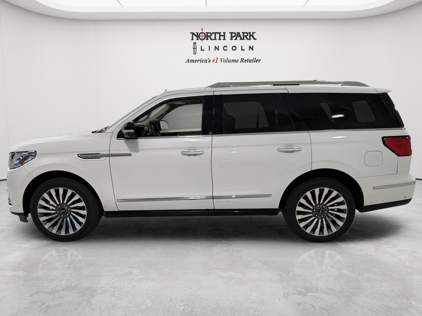 Used 2020 Lincoln Navigator Reserve RWD image 2