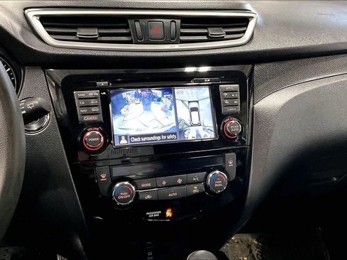 Used 2016 Nissan Rogue SL image 25