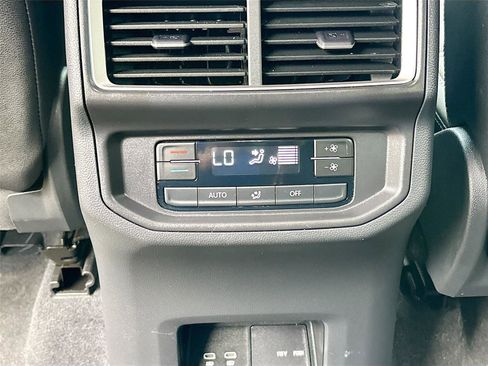 Used 2025 Volkswagen Atlas SE FWD image 27