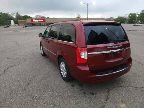 Used 2014 Chrysler Town & Country Touring FWD image 6
