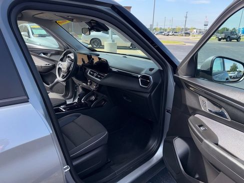 Used 2025 Chevrolet TrailBlazer LT AWD/4WD image 17