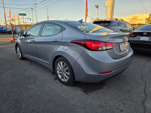 Used 2014 Hyundai Elantra SE w/ Option Group 02 FWD image 2