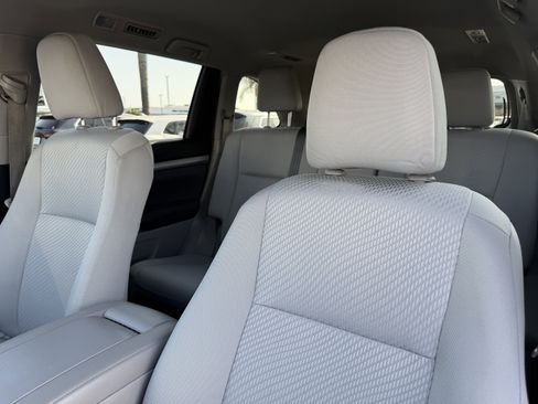 Used 2019 Toyota Highlander LE FWD image 16