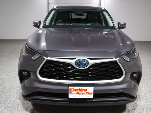 Used 2023 Toyota Highlander XLE image 4