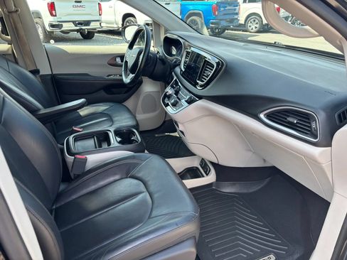 Used 2018 Chrysler Pacifica Touring-L FWD image 21