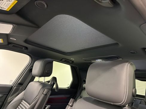 Used 2024 Land Rover Discovery Dynamic SE image 19