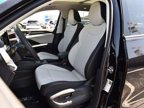 New 2026 Volkswagen Tiguan SE FWD image 19