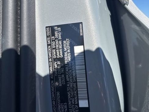 Certified 2025 Volvo XC90 B6 Plus image 28