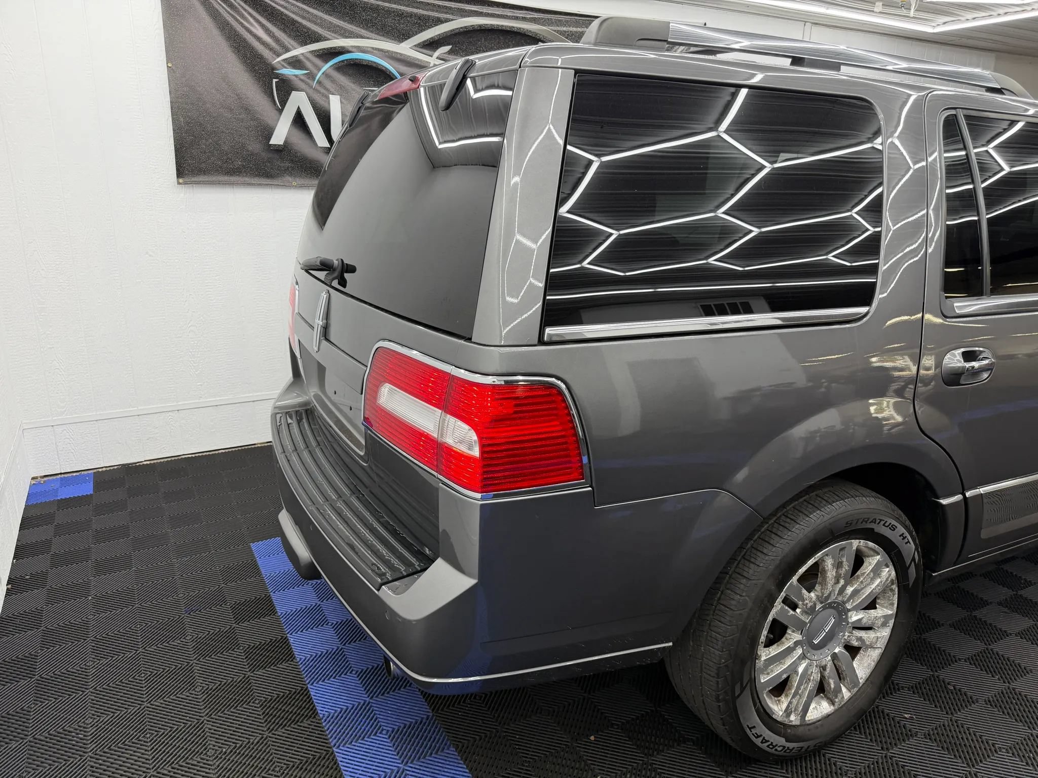 Used 2014 Lincoln Navigator 4WD image 3